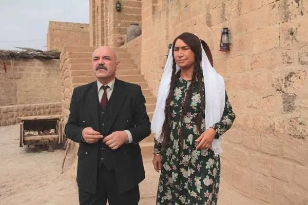 Demet Akbağ kılıktan kılığa girdi