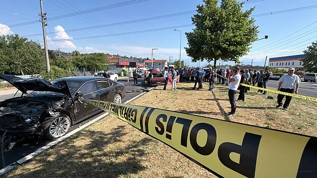 duzcede-trafik-kazasi-1-kisi-hayatini-kaybetti-ak-partili-vekil-ercan-ozturk-ve-oglu-yaralandi-1782399810273.jpeg
