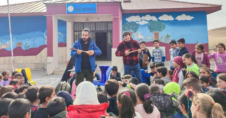 Müzik öğretmeni, köy çocuklarını müzikle buluşturuyor