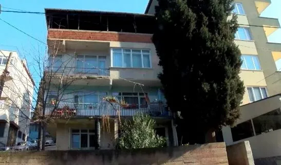 sokaktan-gecen-vatandasin-catirti-sesleri-duymasi-uzerine-4-katli-bina-tahliye-edildi-1740398312301.jpg
