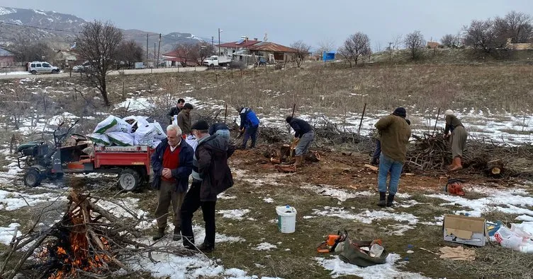 Elazığ’da köylüler deprem bölgesi için odun topladı