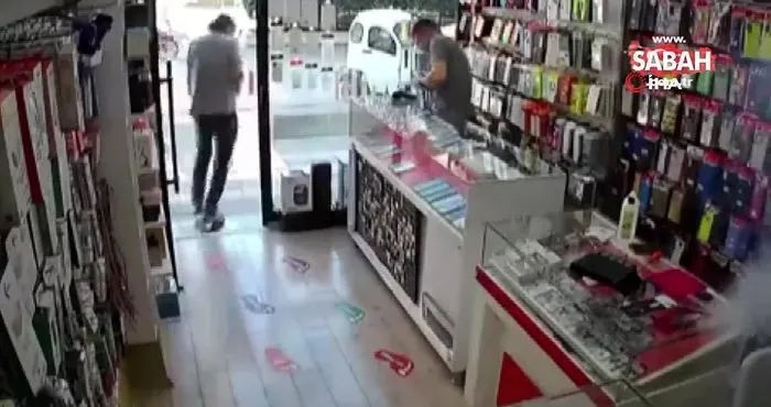 Telefondan çıkartılan batarya patladı, vatandaşlar büyük panik yaşadı | Video