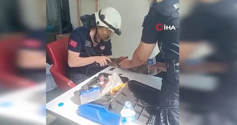 Bileğinde sıkışan kelepçe itfaiyenin müdahalesiyle çıkartıldı