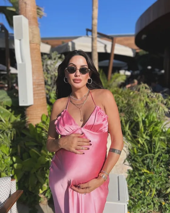 Hamilelik kiloları babaya gitmiş Anne olmaya gün sayan Sahra Işık’ın eşi görünümüyle gündem oldu!