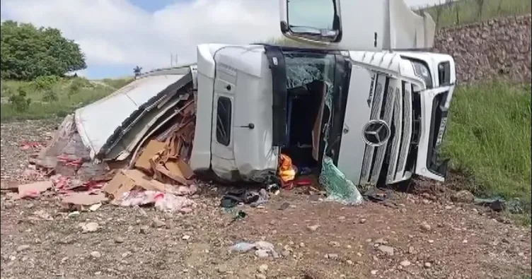 Amasya’da feci kaza: Tavuk eti yüklü TIR şarampole uçtu!