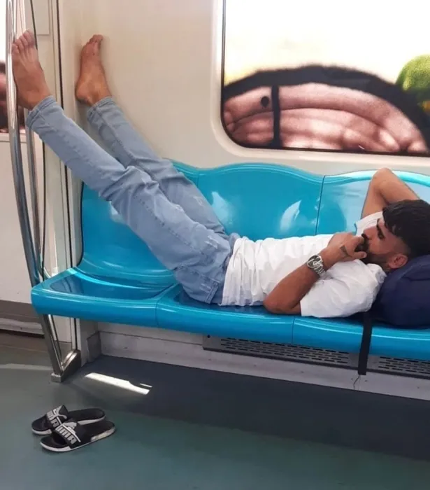 Marmaray’da terliklerini çıkarıp uzanan kişi tepki çekti! Bir de tehdit etti: Çabuk sil, yoksa...