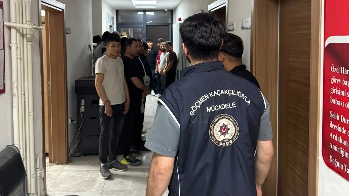 Artvin'de düzensiz göçmenlere yönelik yapılan operasyonda yakalanan kişilerin görüntüleri.