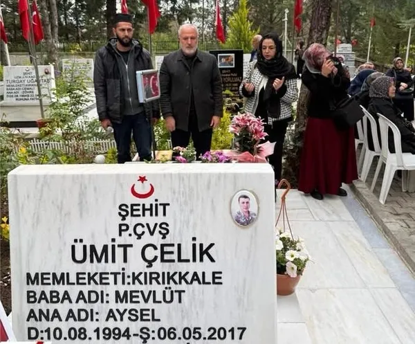kabri-basinda-ve-ailesiyle-vefa-sehit-umit-celik-9-sene-i-devriyesinde-dualarla-anildi-1778084697037.jpg