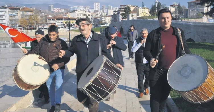 Davullu zurnalı EYT bayramı