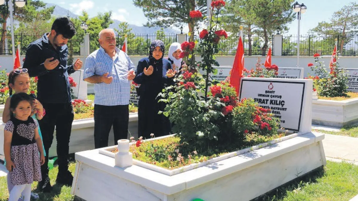 Kahramanların anneleri şehitliğe koştu