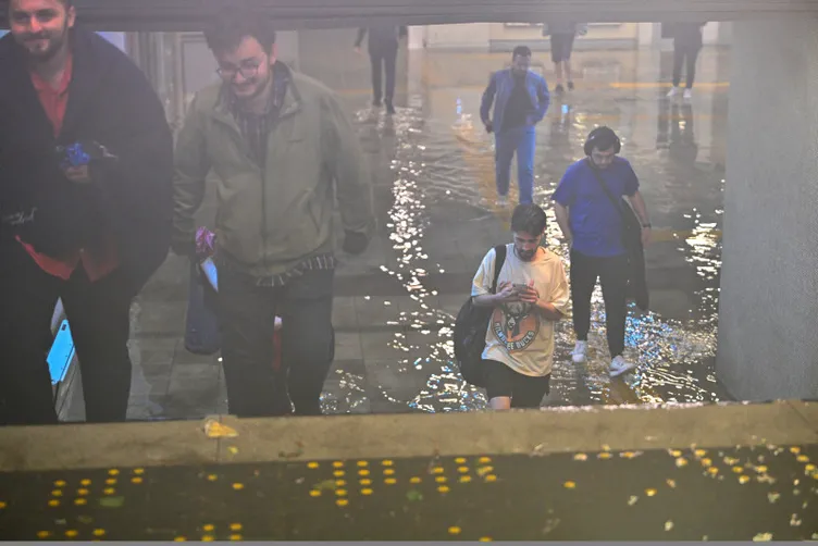 Ankara'yı sağanak vurdu! Sokaklar göle döndü, giriş katları ve metroyu su bastı! O anlar kamerada