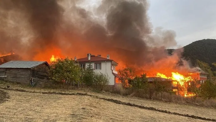 SON DAKİKA: Kastamonu’da köyde yangın faciası: Korkunç görüntüler! 43 hane alevlere teslim oldu
