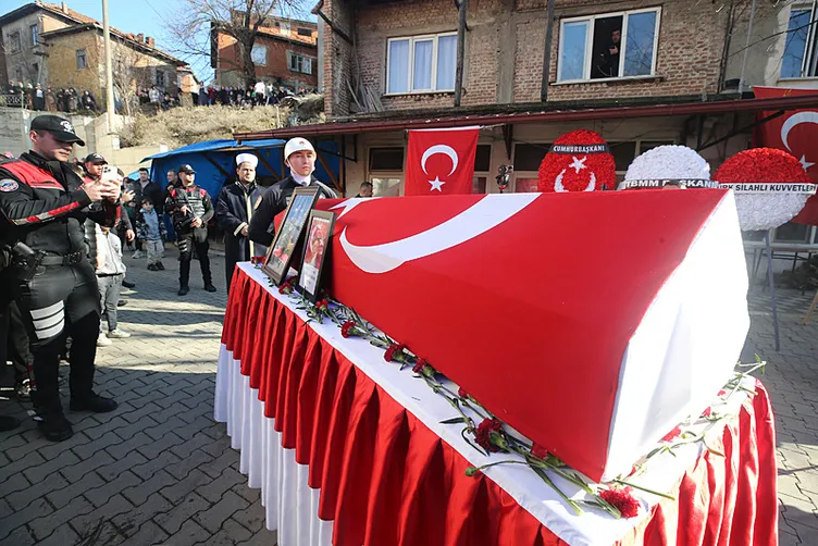 Şehit Polis Emirhan Aramış’a acı veda! Annesinin feryadı yürek yaktı: Melek oldu benim oğlum
