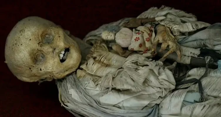 İstenmeyen mumya! Hareket eden cesedi gören yetkililer apar topar telefona sarıldı