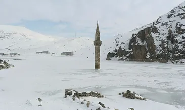 Buzlar arasında ayakta duran minare
