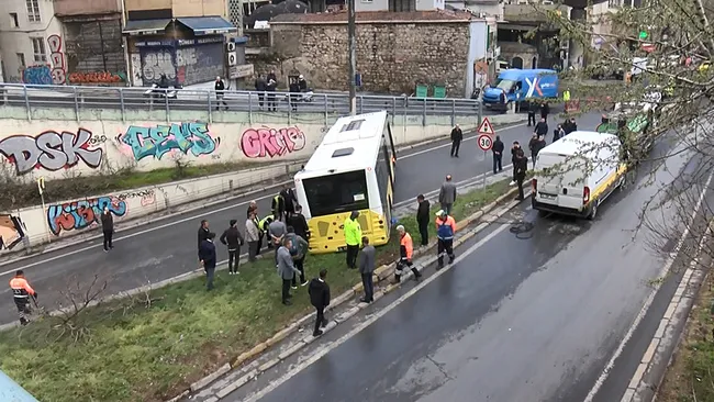 iett-otobusu-beyoglunda-kaza-yapti-yol-trafige-kapandi-1742230167112.jpeg