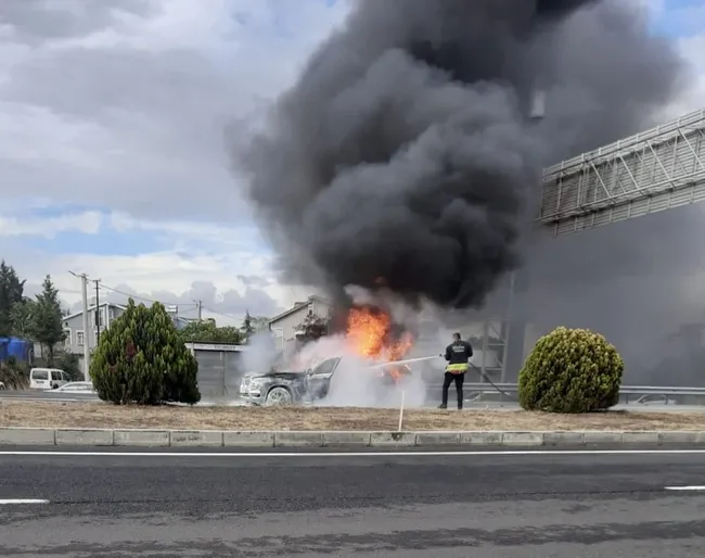 istanbul-yolunda-korku-dolu-anlar-luks-otomobil-alev-topuna-dondu-1759500132771.jpg (1170×926)