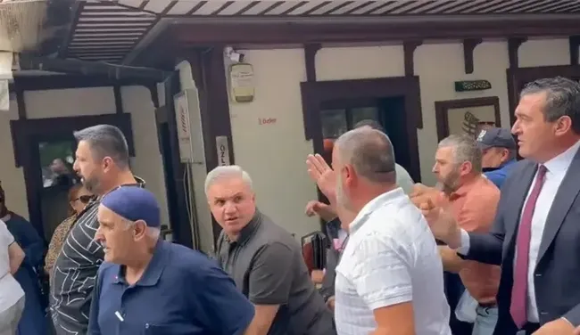 ozgur-ozel-ve-kemal-kilicdaroglu-destekcileri-arasinda-arbede-mustafa-sarigul-tepki-gosteren-vatandasa-tekme-a-1784904417781.jpeg Özgür Özel ve Kemal Kılıçdaroğlu destekçileri arasında arbede! Mustafa Sarıgül tepki gösteren vatandaşa tekme attı