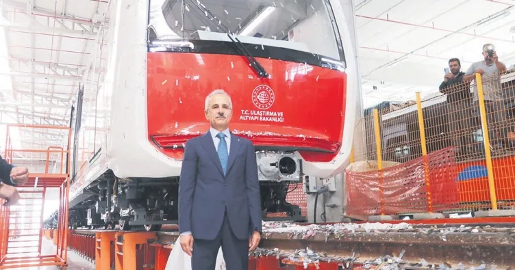 İlk yerli sürücüsüz metro raya indi