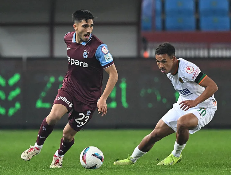 Son dakika haberi: Trabzonspor - Alanyaspor maçında saha karıştı! Son düdükten sonra gerginlik...