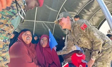 Türk kadın subaylar Somalili gençlerin idolü oldu