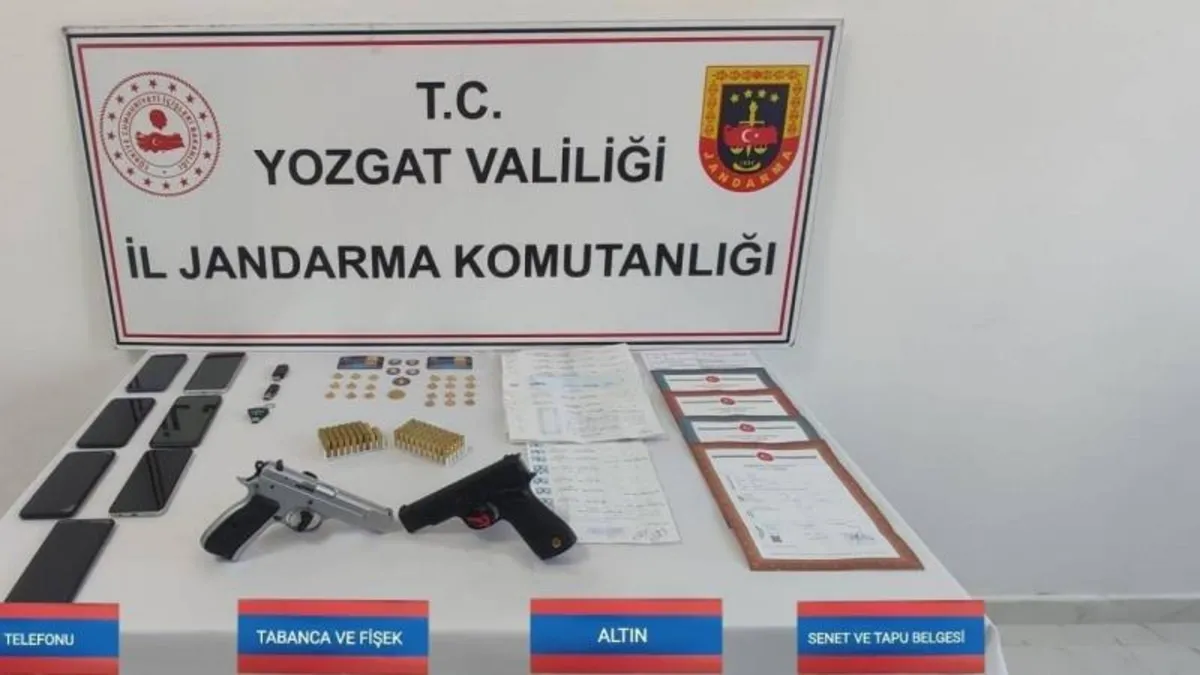 Polis ekiplerinin Yozgat ve Ankara'da gerçekleştirdiği operasyon sonrası ele geçirilen suç unsurları.
