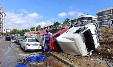 İzmir'de facianın eşiğinden dönüldü: Sürüklenen TIR devrilerek araçları altına aldı! #izmir