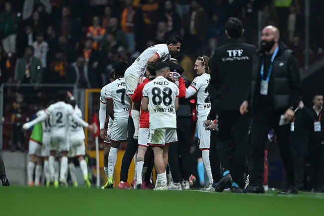 son-dakika-galatasaraya-kupada-buyuk-sok-genclerbirligine-kaybederek-elendi-1776886019423.jpg