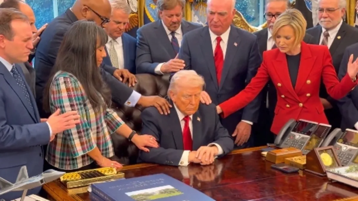 SON DAKİKA… Beyaz Saray’da Donald Trump için sıradışı ayin! Dünya bu görüntüyü konuşuyor: Etrafını sarıp dua ettiler SON DAKİKA… Beyaz Saray’da Donald Trump için sıradışı ayin! Dünya bu görüntüyü konuşuyor: Etrafını sarıp dua ettiler