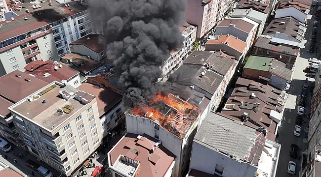 kucukcekmecede-binanin-catisinda-cikan-yangin-sonduruldu-1746527376862.jpeg