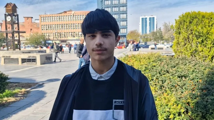 Küçük çocuk, mendil satarken köpek tarafından ısırıldı