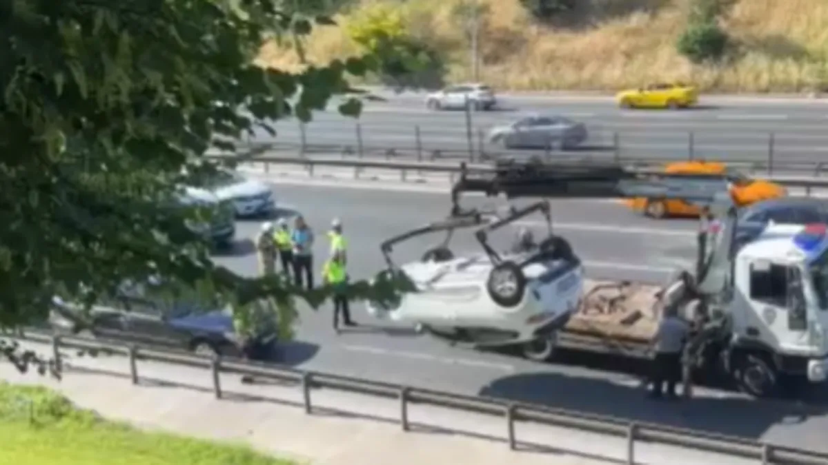 FSM Köprüsü çıkışında meydana gelen zincirleme kazaya ait bir görüntü.