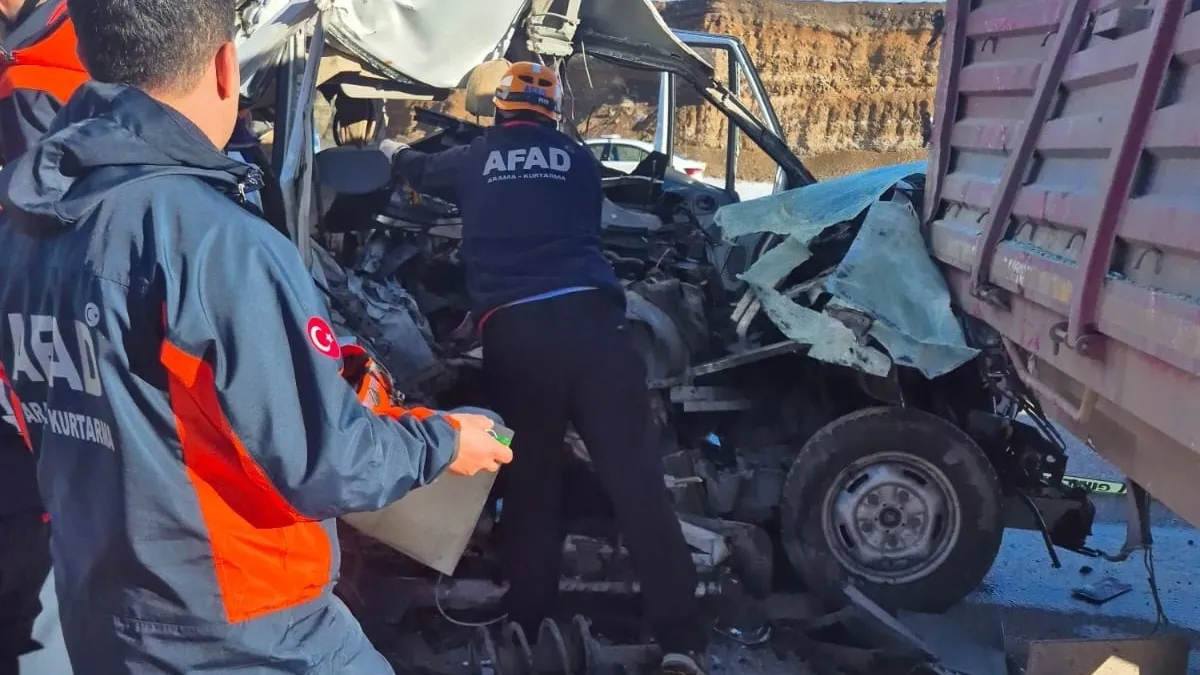 Öğrenci servisi TIR’a çarptı: 1 ölü, 7 yaralı