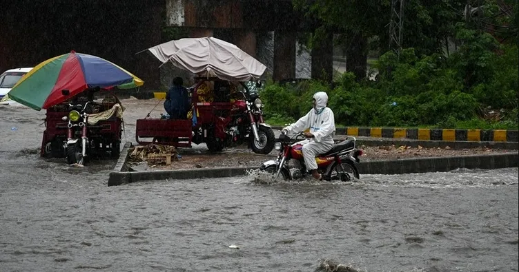 Pakistan’da fırtına can aldı: Eski binalar çöktü