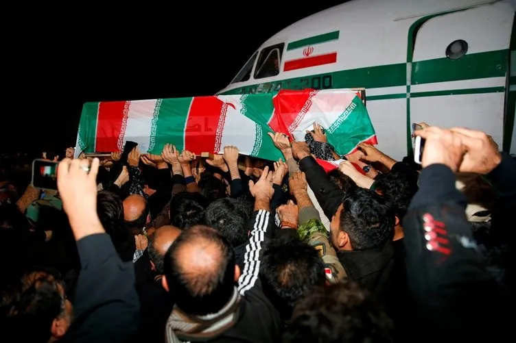 Binlerce İranlı sokağa döküldü! Kasım Süleymani için Ahvaz'da cenaze töreni...
