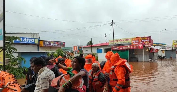 Sel felaketi Hindistan’ı vurdu! Çok sayıda ölü var