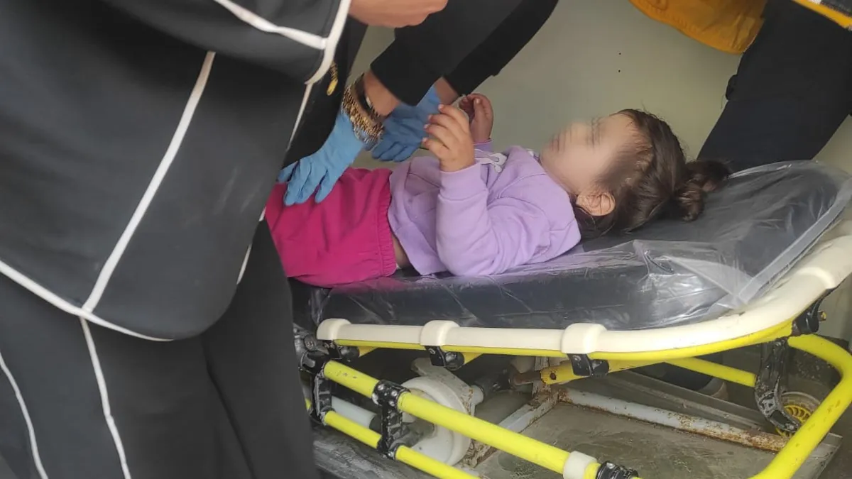 Yer Bursa: Küçük Azra 4 metre yükseklikten beton zemine düştü! Yer Bursa: Küçük Azra 4 metre yükseklikten beton zemine düştü!