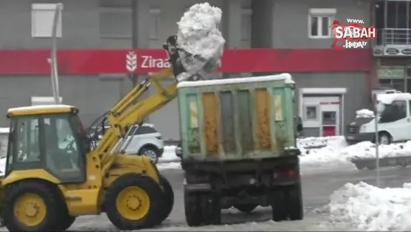 Merkezde toplanan kar yığınları kamyonlarla şehir dışına taşındı