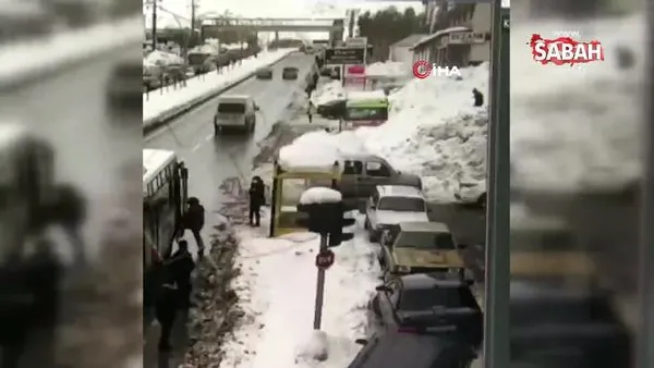 Bitlis'teki dehşet anları kamerada! Çatıdan düşen tonlarca karın altında kaldılar... | Video
