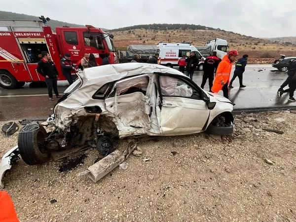 kahramanmarasta-iki-otomobil-carpisti-1-olu-2-yarali-1765208241302.jpg