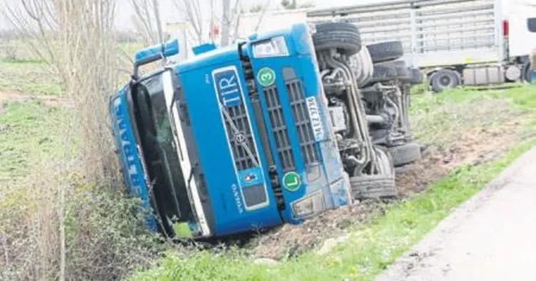 Kınık’ta salça yüklü tır devrildi