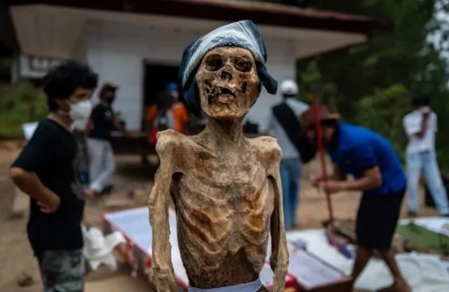 Endonezya’da şoke eden görüntüler! Cesetleri mezarından çıkarıp giydiriyorlar
