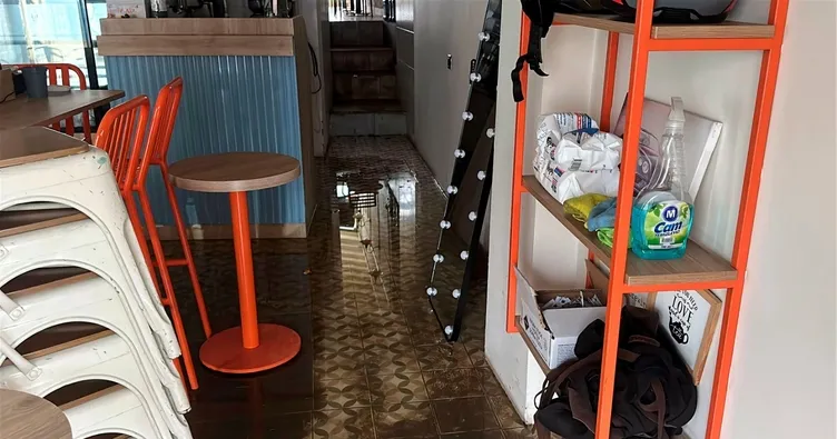 Yağmur yağdı yollar göle döndü