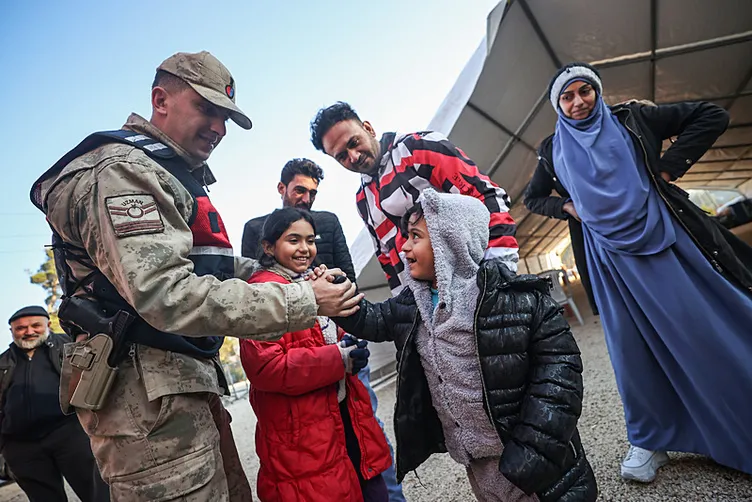 SON DAKİKA… Türkiye’den Suriye seferberliği! Ülkesine dönen sığınmacılar için özel çalışma: 14 senelik yıkım yeniden inşa edilecek!