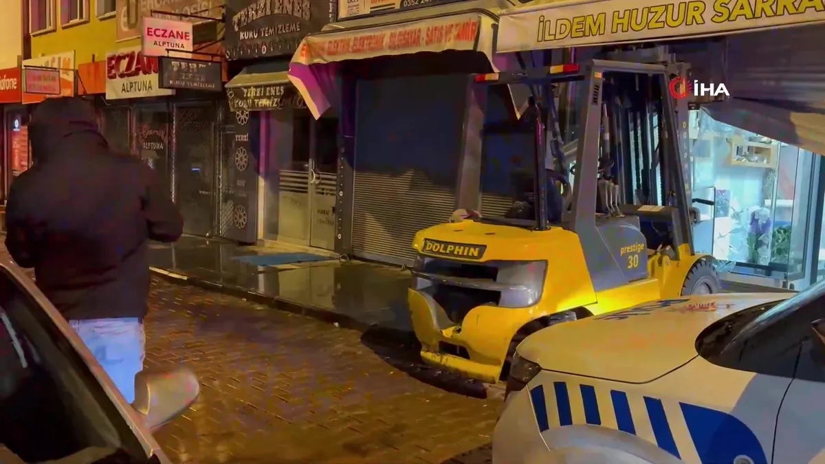 Kayseri’de kuyumcuda forkliftli hırsızlık | Video videosunu izle Kayseri’de kuyumcuda forkliftli hırsızlık | Video videosunu izle