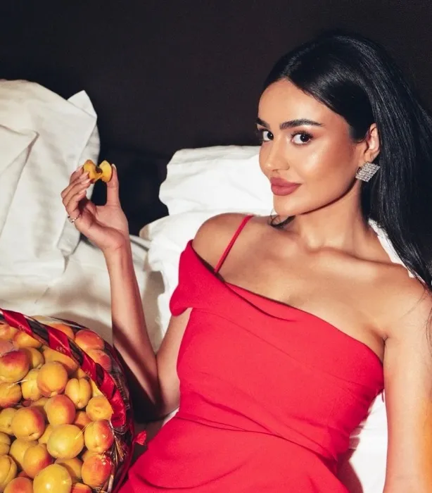 ’Müzikte sınır koymayı sevmiyorum’ demişti! Şarkıcı Elif Buse Doğan’ın değişen tarzı dikkat çekti!