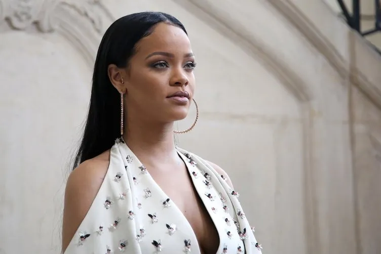 Rihanna, Paris’i kendine hayran bıraktı