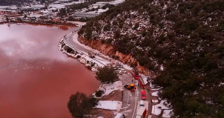 Antalya’da deniz kızıla boyandı