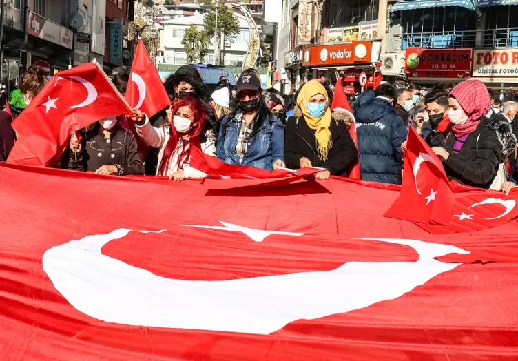 SON DAKİKA HABERİ: Hakkari'de bayraklı protesto! Kadınlardan Diyarbakır annelerine destek...
