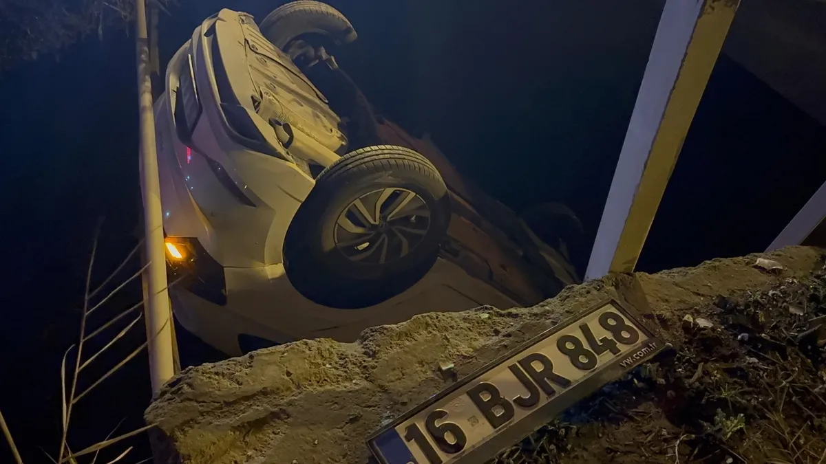 Bursa’da hakimiyeti kaybedilen otomobil dereye uçtu! Ekipler seferber oldu Bursa’da hakimiyeti kaybedilen otomobil dereye uçtu! Ekipler seferber oldu
